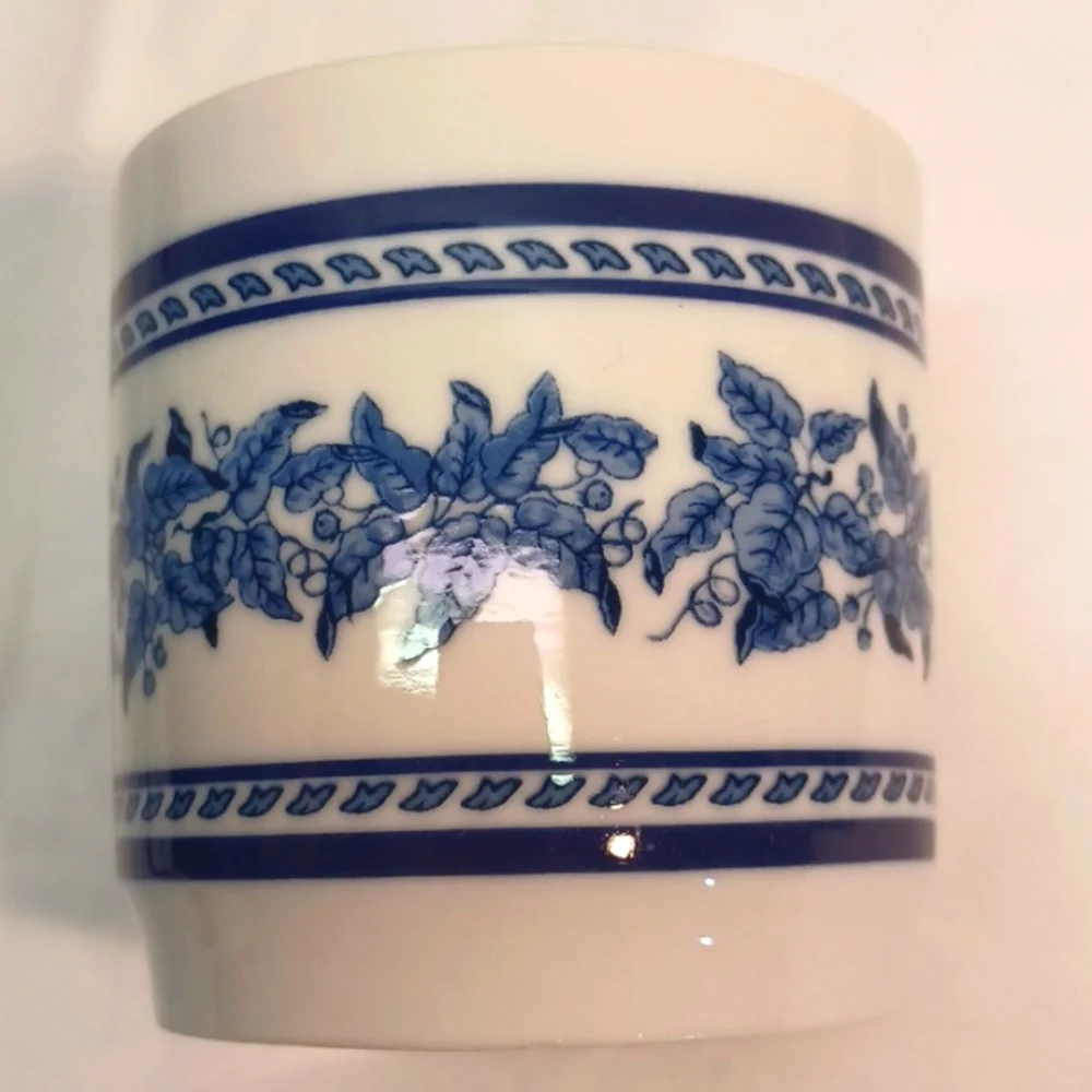 Set of 2 Williams-Sonoma Blue and White Leaf Band Mugs.